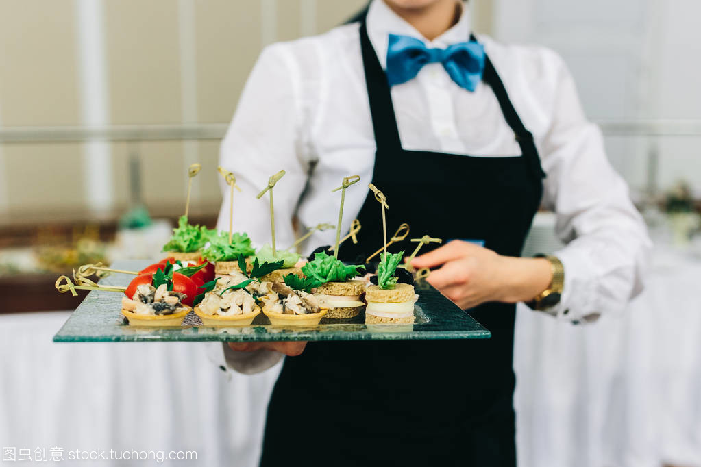 飲食服務與侍者 現代餐飲配送服務的演進與挑戰