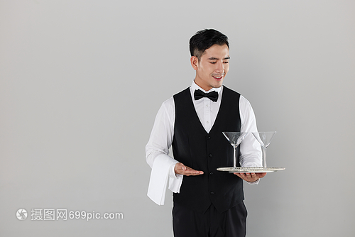 托著高腳杯的酒店服務(wù)生 餐飲配送服務(wù)的藝術(shù)與細(xì)節(jié)